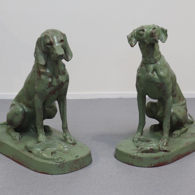 Naar Alfred Jacquemart, jachthonden, stel zware groen gelakte gietijzeren sculpturen